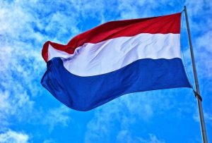 Home Vlag wapperend aan een vlaggenmast met alle benodigde onderdelen en bevestigingsmaterialen