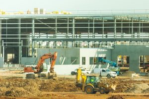 Home Container voor bouwafval huren met afdekzeil op bouwplaats