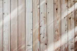 Home Houten lambrisering aan de muur met moderne afwerking, voorbeelding van voordelen van houten lambrisering