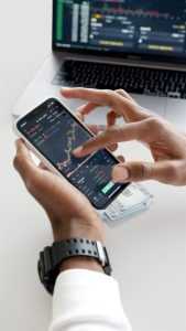 Home Grafiek die toont hoe beleggen werkt en geld exponentieel groeit door samengestelde rente over 30 jaar