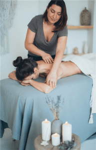 Wat doen massages met een menselijk lichaam: vrouw ontvangt ontspanningsmassage voor stressverlichting