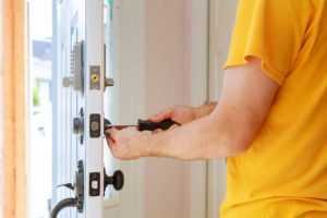 Home Professionele slotenmaker die slotinstallatie en reparatie uitvoert met expertise en gereedschap