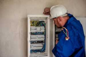 Home Elektricien aan het werk met bedrading - toont fysieke vereisten voor de job en vakmanschap