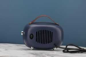 Home Elektrische terrasverwarmer in gebruik op een terras met comfortabele buitenzitplek