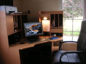 Werkplek met tweedehands kantoormeubelen en verstelbaar zit sta bureau voor ergonomisch comfort