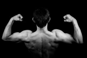 Illustratie van herstelopties voor gescheurde biceps met behandeling en fysiotherapie technieken