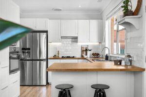 Home Luxe keuken op maat met natuurstenen blad en geavanceerde apparatuur in modern design