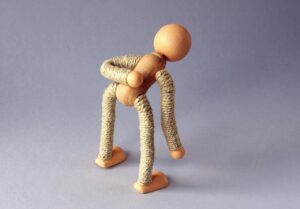 Illustratie die het verschil tussen hernia en ischias visualiseert met anatomische details van de wervelkolom
