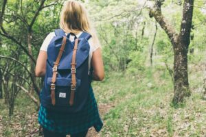 Illustratie die veelgemaakte misvattingen over het buitenleven ontkracht met voorbeelden van natuur en outdoor activiteiten