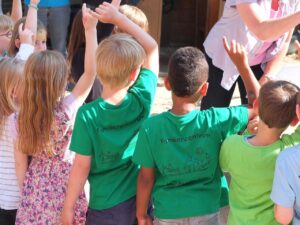 Home Kinderdagverblijf in Emmen met kinderen die spelen en leren in een veilige en stimulerende omgeving met educatieve activiteit