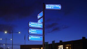 Voorbeeld van objectbewegwijzering op een bedrijventerrein met duidelijke aanduiding van gebouwen en faciliteiten