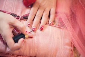 Home Professionele nagelstyliste in Sittard met minimalistische en kleurrijke nail art designs voor perfect verzorgde nagels