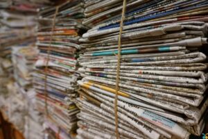 Home Oud papier in Hellevoetsluis inzameling - stapel gerecycled papier en karton klaar voor recycling