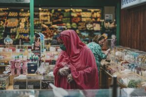 Home Het verborgen juweel van Apeldoorn: drukke Rommelmarkt met vintage kleding, antieke meubels en unieke vondsten voor bezoekers