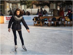 Home Schaatsbaan in Oldenzaal met families die genieten van winterplezier op het ijs en kerstverlichting