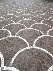 Sierbestrating in Rijssen met natuurstenen tegels en moderne ontwerp voor tuintransformatie