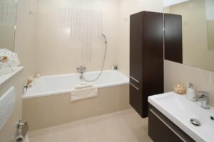 Home Moderne persoonlijke badkamer met goed ontworpen inrichting, zachte verlichting en luxe afwerking