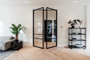 Home Warme houten vloer in modern Amsterdams appartement met natuurlijk licht en minimalistisch interieur