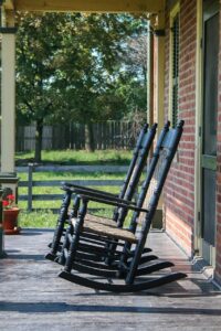 Mooie tuinkamer met glazen wanden en automatische zonwering, ideaal voor jouw persoonlijke buitenparadijs