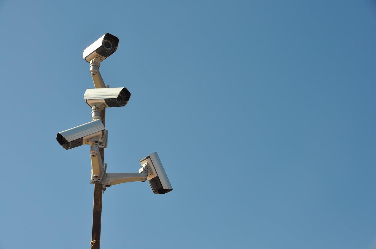 Surveillancecamera symboliseert beveiligingswerk – een carrière in de beveiliging biedt afwisselende werkzaamheden en doorgro