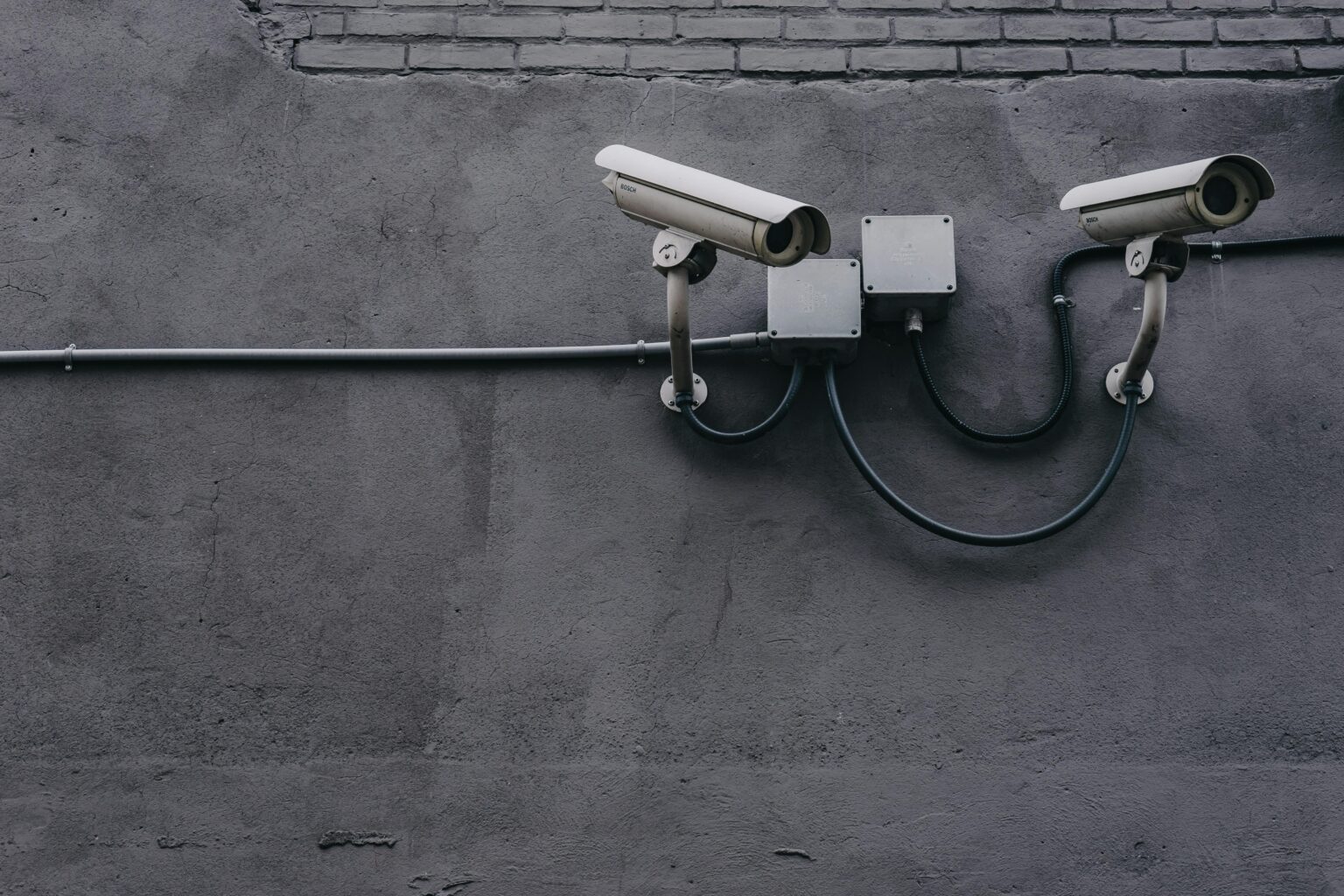 Moderner beveiligingskamer met monitoren en technologie voor slimme beveiligingsbasis in kantooromgeving