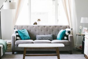 Home Elegante eiken tafel met natuurlijke textuur en warme kleur, geplaatst in een modern interieur als middelpunt van de eetkamer