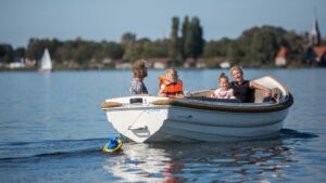 Home Elektrische sloep voor sloepverhuur in Heeg op het water met uitzicht op natuur en pittoreske Friese landschap