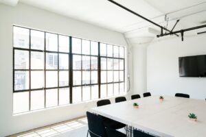 Witte plafondplaten met gipsafwerking voor strakke en moderne interieurintegratie
